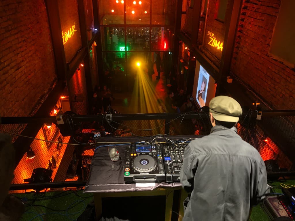 Ruins Bar DJ 現場表演控台