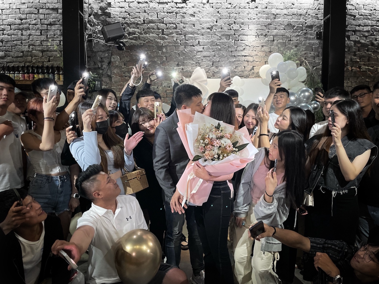 高雄小型婚禮場地佈置 質感花藝與客製化背板設計