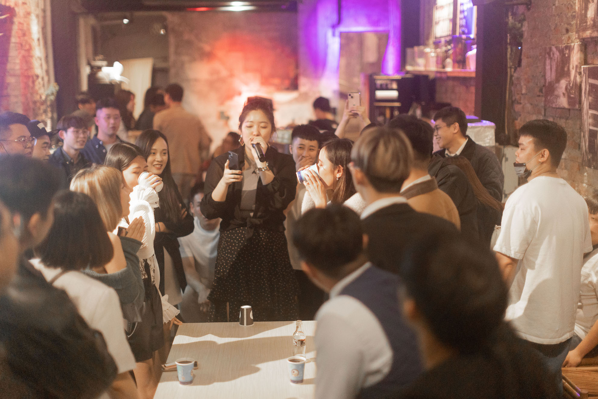 高雄私人派對包場推薦 Ruins Bar 深夜DJ活動與霓虹燈光氛圍