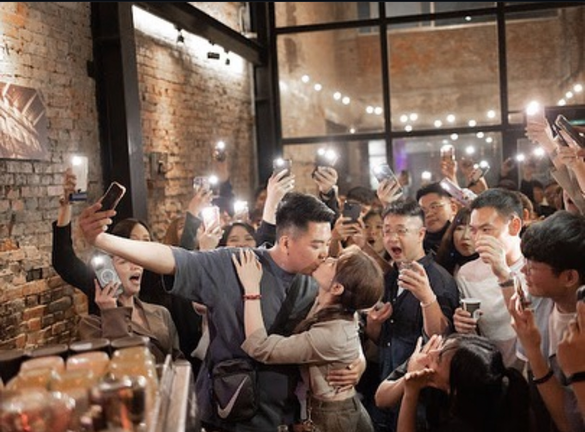 高雄老屋改建活動場地 戶外露天區域與復古燈串造景